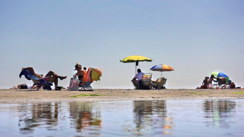 Varías personas disfrutan de la playa de La Patacona de Alboraia. EFE/Manuel Bruque /Archivo