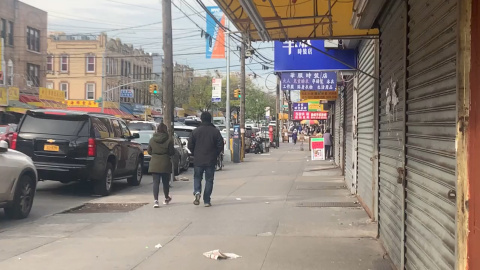 Negocios cerrados y calles vacías en el barrio Chino de Brooklyn