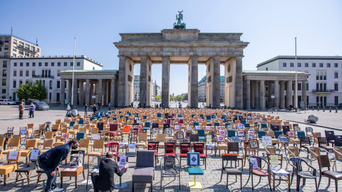 24/04/2020.- Cientos de sillas han sido colocadas ante la Puerta de Brandemburgo en Berlín, Alemania, para pedir la apertura del sector de la hostelería. / EFE - OMER MESSINGER