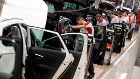 Trabajadores en una fábrica de coches. / REUTERS