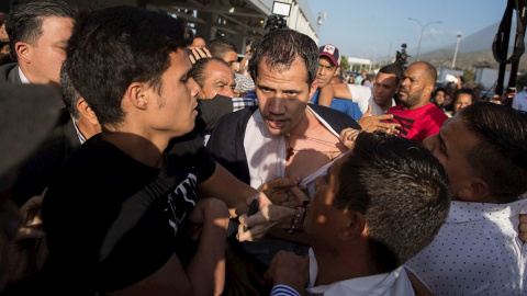 11/02/2020.- El autoproclamado presidente encargado de Venezuela, Juan Guaidó, es agredido en el aeropuerto de Caracas. / EFE - RAYNER PEÑA