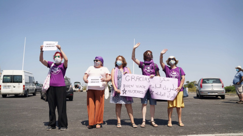 El colectivo Mujeres 24H de Huelva despidiéndose de las temporeras / Lucía Muñoz Lucena