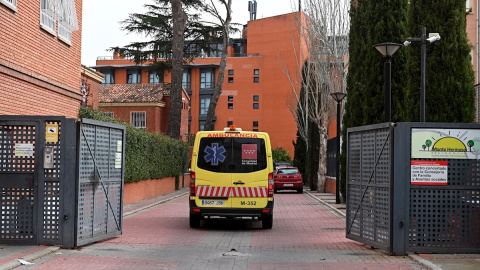 Una ambulancia accede a la residencia de ancianos Monte Hermoso de Madrid. EFE/Fernando Villar/Archivo