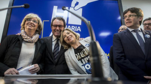 El expresidente Artur Mas flanqueado por la exvicepresidenta Joana Ortega, a la derecha, y la exconsellera de Enseñanza Irene Rigau, a la izquierda de la imagen. Al lado, el president Puigdemont. | QUIQUE GARCÍA (EFE)