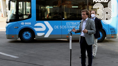 El alcalde de Madrid, José Luis Martínez-Almeida (2d), y el delegado de Medio Ambiente y Movilidad, Borja Carabante (d), visitan el Centro de Operaciones de la EMT en Carabanchel para conocer los dos modelos de autobuses eléctricos que acaba de comprar