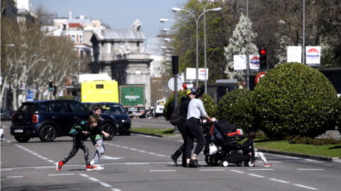 Dos madres pasean con sus hijos frente al Parque del Retiro. Europa Press / Archivo