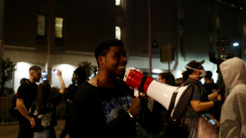 Un hombre protesta en Phoenix tras la muerte de un hombre negro a manos de la policía en Minnesota. REUTERS.