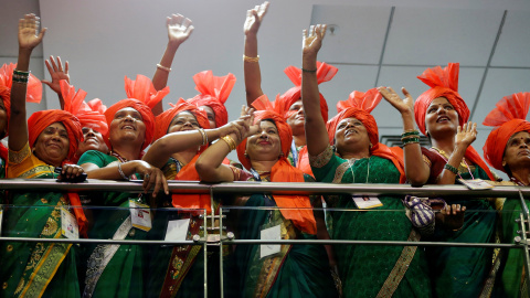 Varias mujereres marchan con motivo del Día Internacional de la Mujer en Gandhinagar, India. REUTERS/Amit Dave