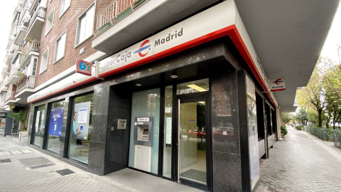 Exterior de una oficina de IberCaja en Madrid. E.P./Eduardo Parra