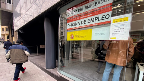 Un hombre entra a una Oficina de Empleo de Madrid. Eduardo Parra / Europa Press / Archivo