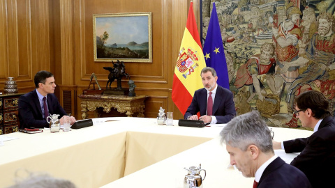 El rey Felipe VI en el Palacio de la Zarzuela con el presidente del Gobierno, Pedro Sánchez, y los cuatro ministros que integran el comité técnico de gestión de la pandemia del coronavirus. EFE