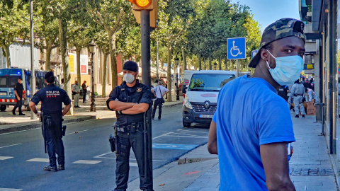 Los Mossos de Esquadra desalojaron un piso-patera, situado en la Rambla de Ferran de Lleida / Ferrán Barber