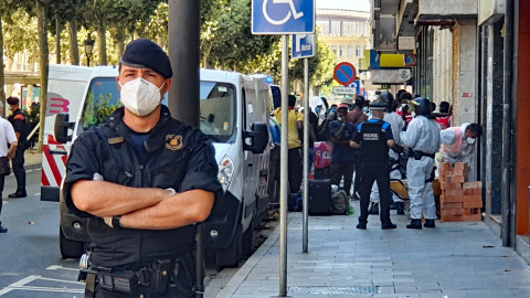 Los Mossos de Esquadra desalojaron un piso-patera, situado en la Rambla de Ferran de Lleida / Ferran Barber