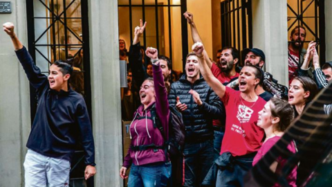 Manifestants a les portes del Bloc Llavors, al carrer Lleida de Barcelona, després d'aturar el darrer intent de desnonament. Sindicat de Barri del Poble Sec