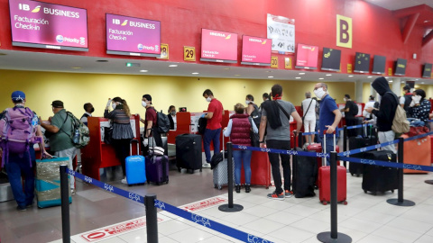 Turistas en el aeropuerto Internacional José Martí de la Habana, Cuba. / EFE - Ernesto Mastrascusa