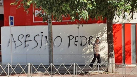 Imagen de archivo de una pintada en la sede del PSOE en Córdoba. EUROPA PRESS