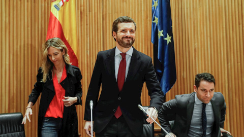 El presidente del PP, Pablo Casado, junto a la portavoz, Cayetana Álvarez de Toledo (i), y el secretario general, Teodoro García Egea (d) , al inicio de la reunión del grupo parlamentario popular en el Congreso, la primera desde la apertura de la Corte