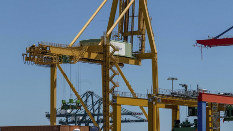 Imagen de contenedores en el puerto de Valencia. EFE/Biel Aliño