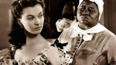 Fotograma de "Lo que el viento se llevó" en el que podemos ver a la protagonista, Scarlett O'Hara, junto con su esclava, Mammy.