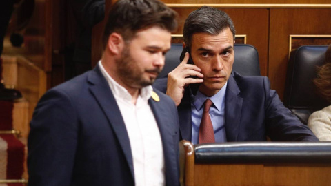 El diputado de ERC, Gabriel Rufian, pasa junto al presidente del Gobierno, Pedro Sánchez, en el Congreso de los Diputados. E.P./Eduardo Parra