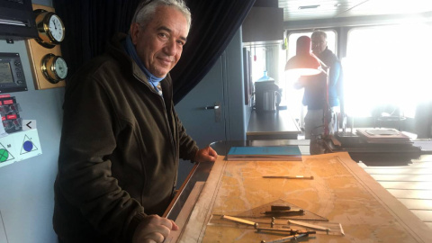 El poeta e investigador José Alcamí a bordo de un barco en Tierra de Fuego. / Foto cortesía del entrevistado