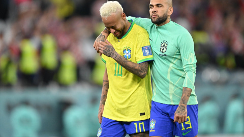  09 de diciembre de 2022, Qatar, Al-Rayyan: El brasileño Dani Alves (R) consuela a su compañero Neymar mientras llora después de la derrota de su equipo en el partido de fútbol de cuartos de final de la Copa Mundial de la FIFA Qatar 2022 entre Croacia