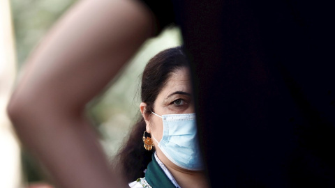 Una mujer con mascarilla este viernes en Madrid. | EFE