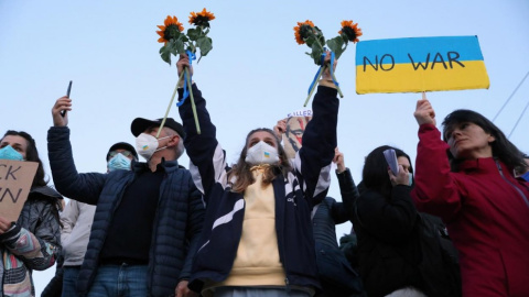 Varias personas protestan en una manifestación contra el ataque ruso a Ucrania en la plaza Syntagma de Atenas, Grecia, el 1 de marzo de 2022. -GEORGE VITSARAS / EFE / EPA