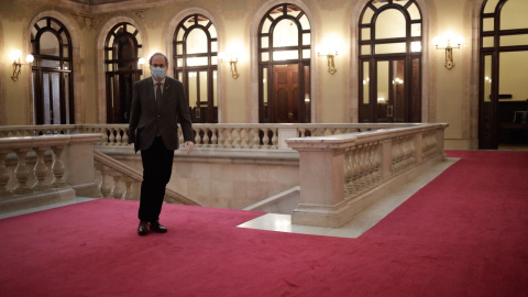 El president de la Generalitat, Quim Torra, arriba al Parlament protegit amb una mascareta. Imatge del 24 d'abril de 2020. (Horitzontal). Parlament -Job Vermeulen | ACN