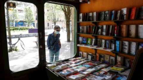 Entusiasmo y caos en la reapertura de librerías: "Se puede ir al Carrefour y aquí no dejan entrar juntas a dos personas"