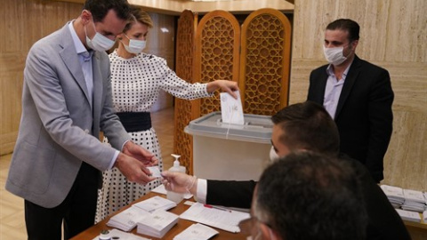 El presidente sirio Bashar al-Assad y su esposa Asma se registran para emitir su voto durante las elecciones parlamentarias. / Europa Press