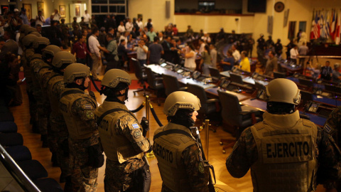 Soldados armados de pie en la Asamblea Legislativa de El Salvador, enviados por el presidente del país Nayib Bukele. /REUTERS