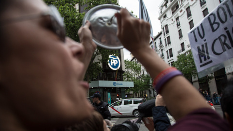 Cientos de manifestantes protestan frente a la sede del PP contra la corrupción del partido.- JAIRO VARGAS