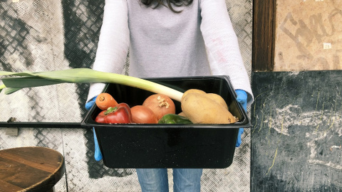 Eloísa entregando  los vecinos los ingredientes para realizar la receta del día. MURAD ODEH