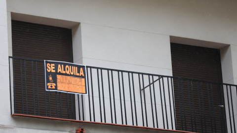 Cartel en una terraza que anuncia el alquiler de una casa . EP