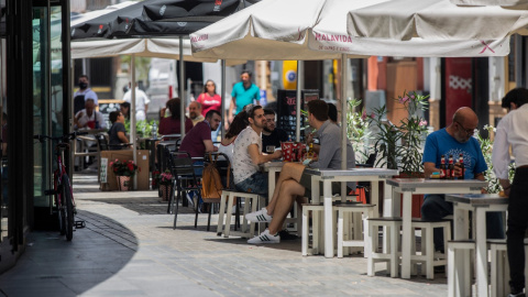 Pie de Foto: Terrazas de bar durante el primer día de inicio de la Fase 3 de la desescalada, cuando los bares y restaurantes tienen permitido el consumo en barra, y el aforo del 50% en interior y el 75% en terraza. En Sevilla, (Andalucía, España), a 08