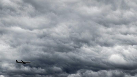 Un avión vuela bajo las nubes grises que se ciernen sobre la ciudad holandesa de Haarlem. EFE/Koen Van Weel