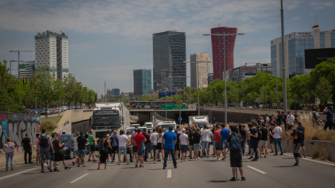 Treballadors de Nissan durant el tall de la Gran Via d'aquest divendres. EUROPA PRESS / DAVID ZORRAKINO