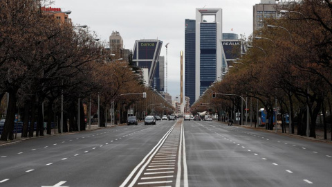 El Paseo de la Castellana con muy poco tráfico. / EFE