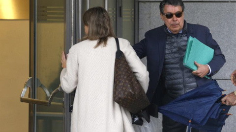 El expresidente madrileño, Ignacio González,  a su llegada a la Audiencia Nacional para testificar por la presunta financiación ilegal del PP en el caso Púnica. - EFE