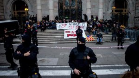 La Audiencia absuelve a los CDR que se encadenaron a la puerta principal del TSJC