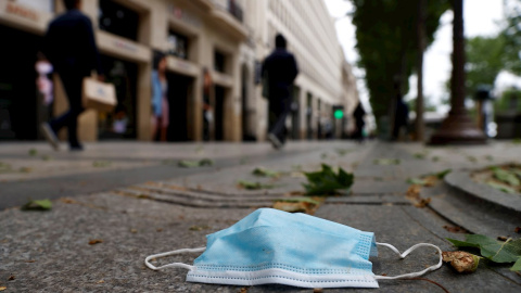 Una mascarilla en el suelo, en una imagen de archivo. EFE/EPA/IAN LANGSDON