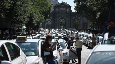 Miles de taxistas participan en una manifestación en la Puerta de Alcalá convocada este martes por la Federación Profesional del Taxi de Madrid. (EFE)