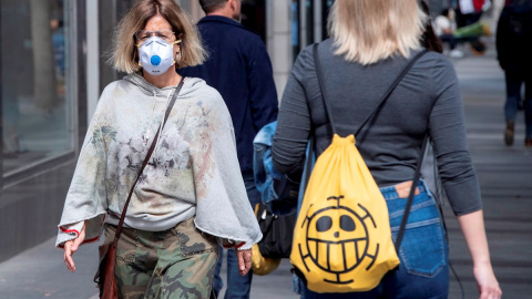 Un mujer se protege del coronavirus con una mascarilla en la Gran Vía de Murcia. EFE/Marcial Guillén/Archivo