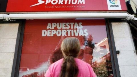 Una mujer observa una casa de apuestas. EFE