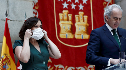 La presidenta de la Comunidad de Madrid, Isabel Díaz Ayuso, y el consejero de Sanidad, Enrique Ruiz Escudero, durante la presentación de la Estrategia de continuidad del COVID-19, hoy en la Real Casa de Correos,en Madrid. EFE/ Mariscal