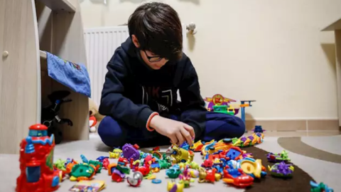 Un niño juega en su casa con unos muñecos durante el confinamiento por el coronavirus, en Valdemoro/Madrid (España) a 20 de abril de 2020. - Óscar J.Barroso - Europa Press