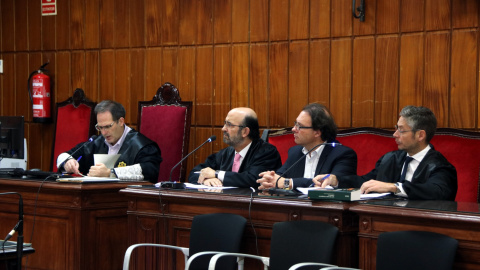 L'exalcalde de Torredembarra Daniel Masagué, al costat del seu advocat, Pau Simarro, durant la lectura de l'acord de conformitat a l'Audiència de Tarragona. ACN/ROGER SEGURA