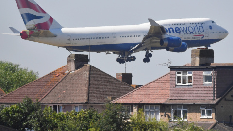 Un avión Boeing 747 de British Airways, a punto de aterrizar en el aeropuerto londinense de Heathrow. /REUTERS