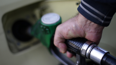 Los precios de carburantes y lubricantes suben en marzo, según el INE. REUTERS